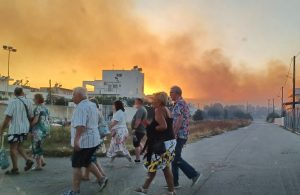 Φωτιά στην Κω: Απομακρύνονται κάτοικοι και τουρίστες – Εκκενώνονται ξενοδοχεία