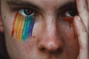 Χειροπέδες σε 40χρονο για παρακίνηση σε εγκλήματα μίσους κατά των ΛΟΑΤΚΙ+