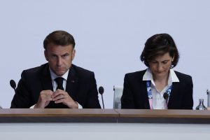 Χαμός με το φιλί του Εμανουέλ Μακρόν με τη Γαλλίδα υπουργό Αθλητισμού