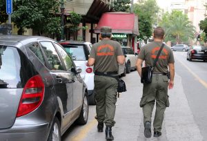 Συνελήφθησαν 14 δημοτικοί αστυνομικοί και υπάλληλοι – Εκβίαζαν καταστηματάρχες
