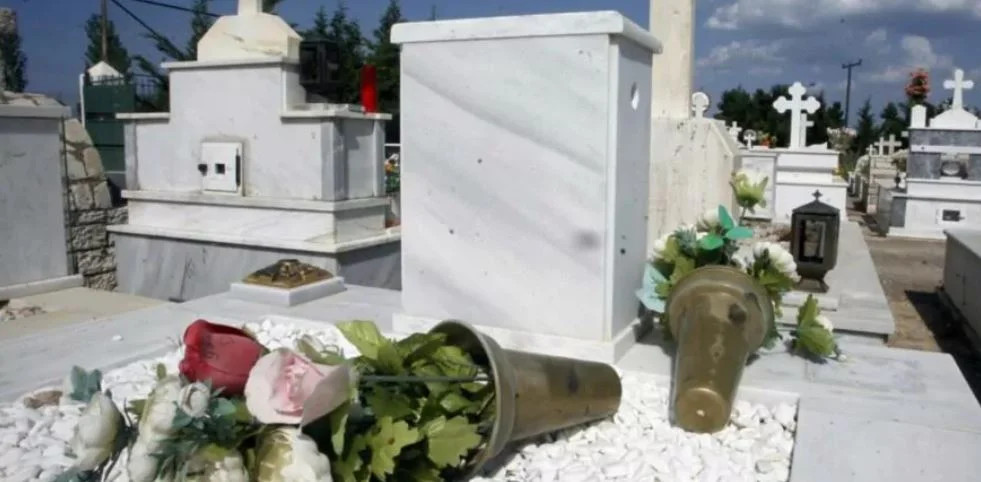Λαμία: Πέθανε ενώ άνοιγε τάφο στο κοιμητήριο – Θρήνος για τον πατέρα 4 παιδιών