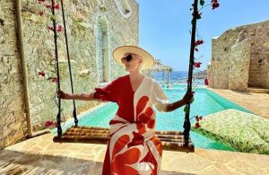 Η μητέρα του Έλον Μασκ εξερευνά την Ελλάδα – Τα μοναδικά στιγμιότυπα στο Instagram