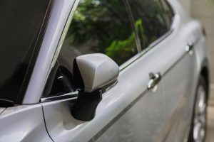 Γιατί δεν πρέπει να κλείνετε τους καθρέφτες του αυτοκινήτου όταν παρκάρετε