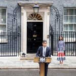 Βρετανικές εκλογές: Ο Σούνακ ζητά «συγγνώμη» για την ήττα του κόμματός του και προαναγγέλλει την παραίτηση από αρχηγός