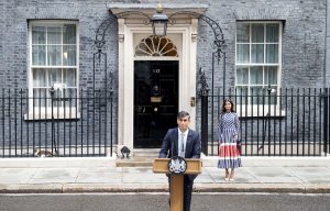 Βρετανικές εκλογές: Ο Σούνακ ζητά «συγγνώμη» για την ήττα του κόμματός του και προαναγγέλλει την παραίτηση από αρχηγός