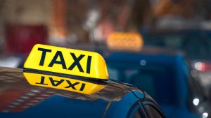 Απίστευτη καταγγελία τουριστών: Οδηγός ταξί ζήτησε 100 ευρώ για διαδρομή 20 λεπτών και μετά τους ξυλοκόπησε