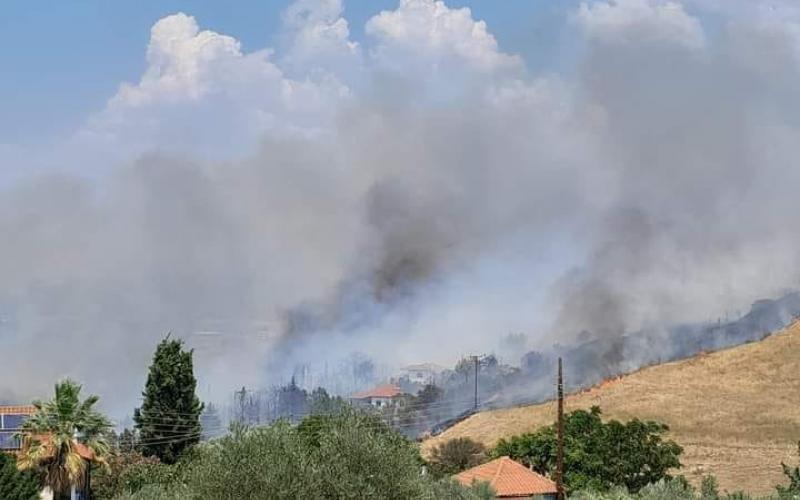 Φωτιά στον Τρίλοφο Θεσσαλονίκης – Aπειλούνται σπίτια