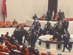 Ρινγκ η Εθνοσυνέλευση στην Τουρκία – Όλοι εναντίον… όλων με μπουνιές και κλωτσιές