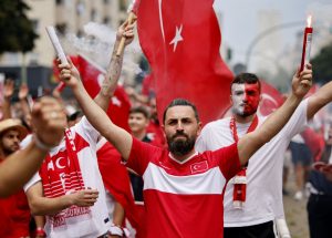 Βερολίνο: Η αστυνομία διέλυσε πορεία Τούρκων φιλάθλων που έκαναν το σήμα των Γκρίζων Λύκων