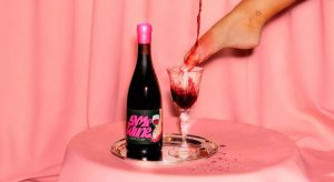Σταρ του Onlyfans λανσάρει το δικό της κρασί – Είναι «icon» της ποδολαγνείας και… πατάει η ίδια τα σταφύλια