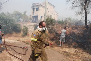 Λέκκας για φωτιά στην Αττική: Γιατί είναι πολύ δύσκολο να ελεγχθεί μια φωτιά όταν μπαίνει σε αστικό χώρο