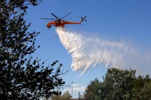 Φωτιά στο Σχιστό Κορυδαλλού – Σηκώθηκαν τρία ελικόπτερα