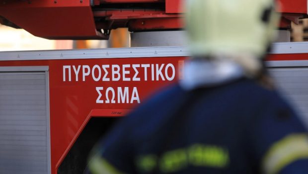 Φωτιά σε αμαξοστάσιο στη Μάνδρα Αττικής