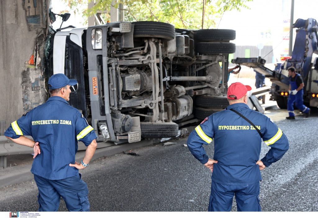 Τροχαίο στον Κηφισό: Ανετράπη νταλίκα – Με χαμηλές ταχύτητες η κυκλοφορία