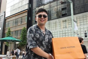 Ιαπωνία: Οι τουρίστες συρρέουν για «φθηνές» μάρκες πολυτελείας και οι οίκοι μόδας παθαίνουν… πονοκέφαλο