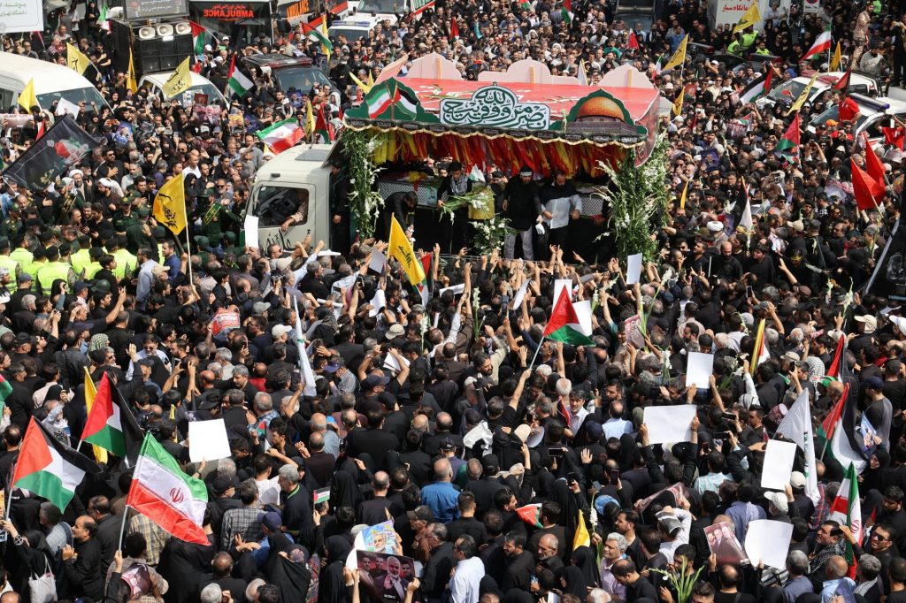 Ισμαήλ Χανίγια: Με τιμές προέδρου η κηδεία του Χανίγια στην Τεχεράνη – Ο Χαμενεΐ ηγήθηκε της προσευχής