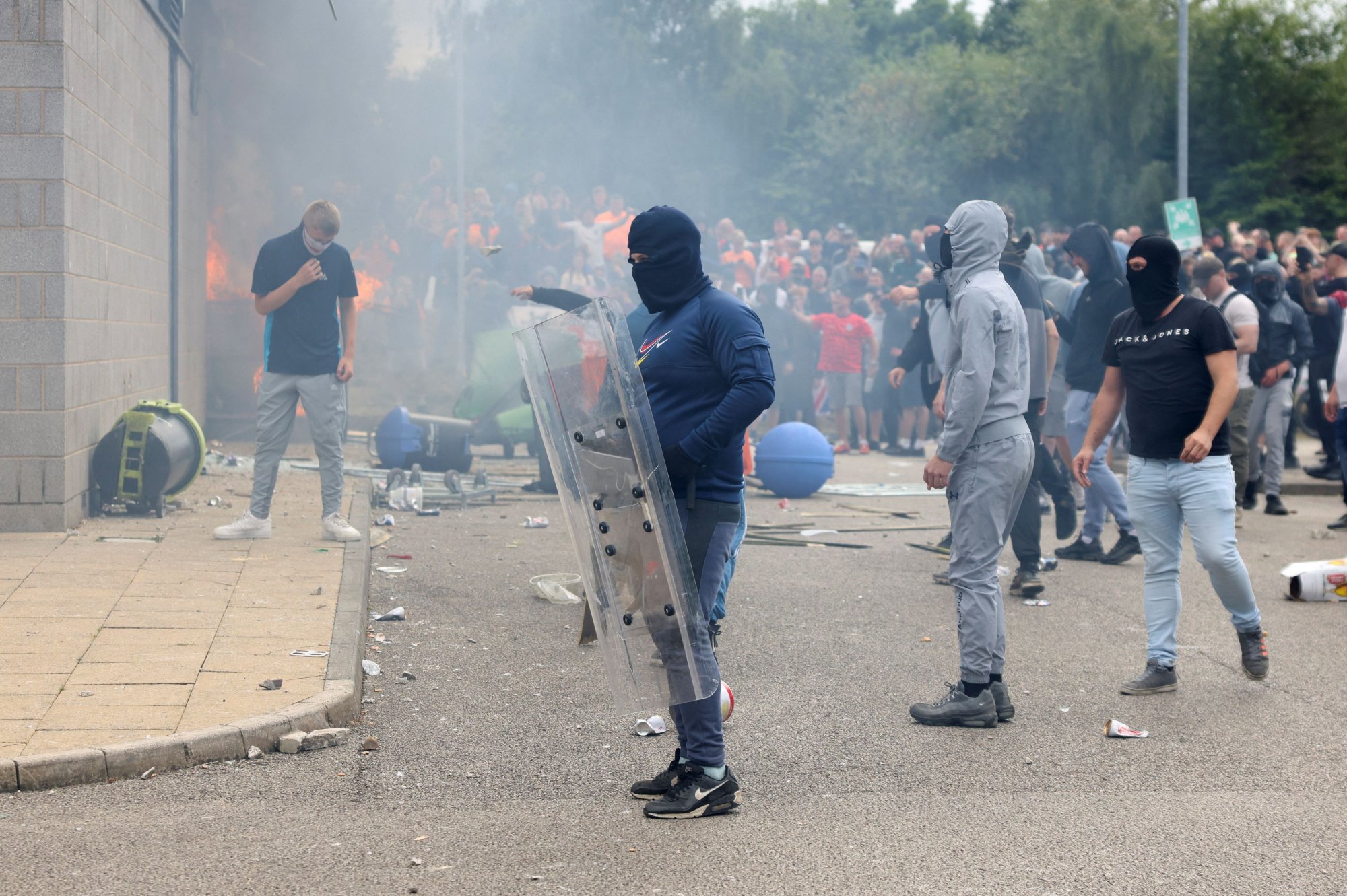 Καζάνι που βράζει η Βρετανία – Επί ποδός 6.000 αστυνομικοί εν αναμονή βίαιων ρατσιστικών επεισοδίων