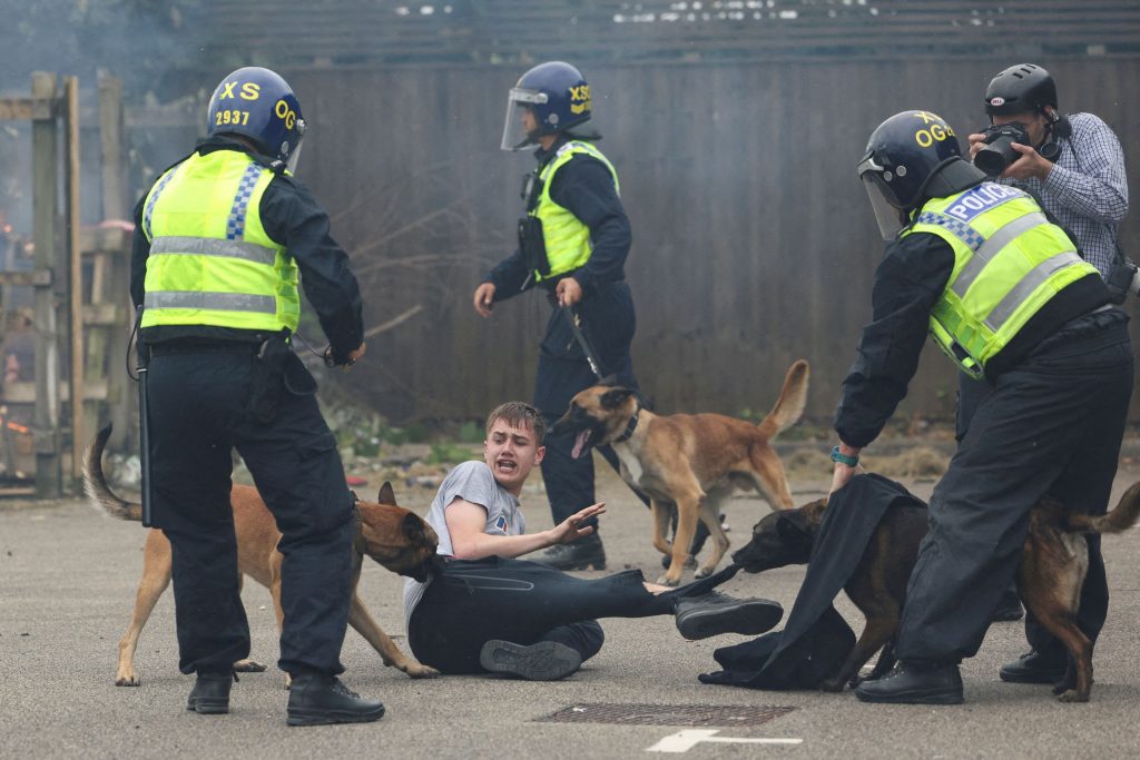 Βρετανία: Πάνω από 400 συλλήψεις για τα βίαια επεισόδια – Τραυματισμοί αστυνομικών σε τρεις πόλεις