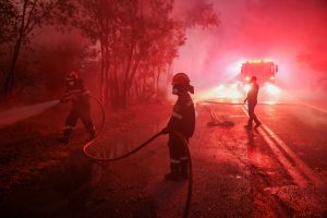 Φωτιά στην Αττική: Βίντεο ντοκουμέντο με αστυνομικούς να διασώζουν κατοίκους