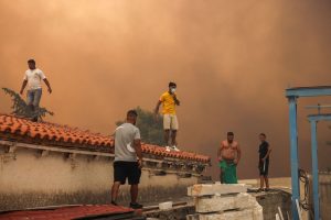 Φωτιά στην Αττική:  Σε πύρινο κλοιό Νέα Πεντέλη και Βριλήσσια – Καίγονται σπίτια – Όλες οι εξελίξεις