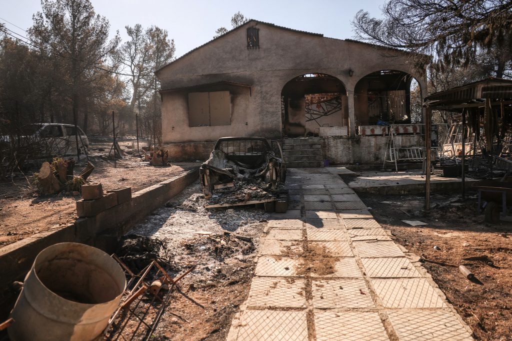 Φωτιά στην Αττική: Ανυπολόγιστη η ζημιά που άφησε πίσω του ο πύρινος όλεθρος – Ξεκίνησαν οι αυτοψίες σε Μαραθώνα, Πεντέλη, Παλλήνη και Ραφήνα