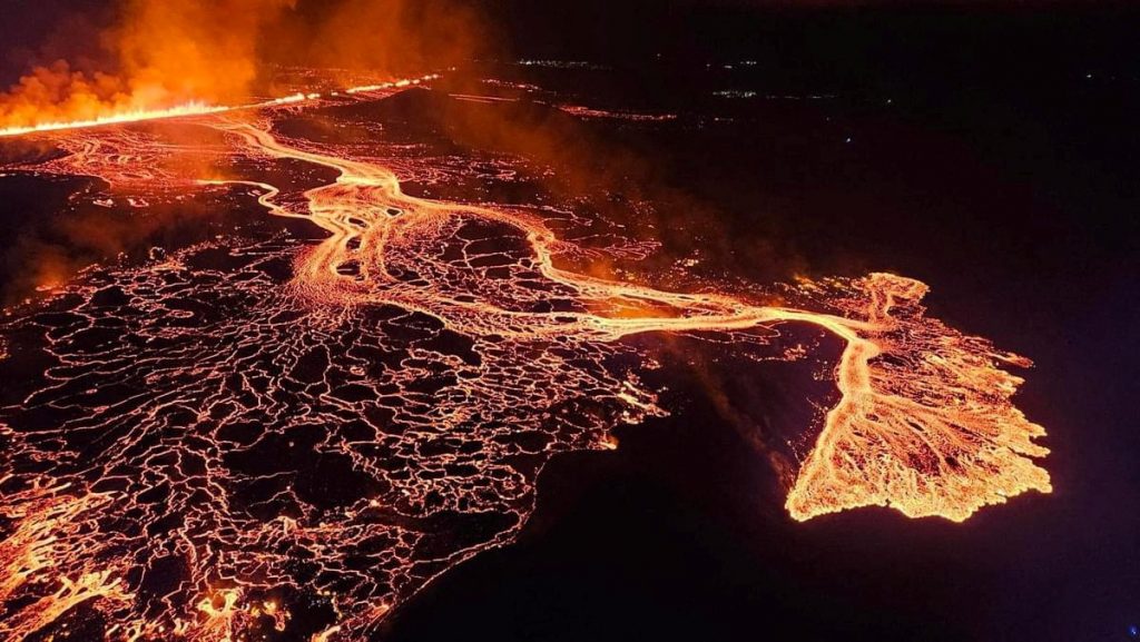 Ισλανδία: Κόβουν την ανάσα οι εικόνες της ηφαιστειακής έκρηξης – Σιντριβάνια λάβας «έβαψαν» πορτοκαλί τον ουρανό