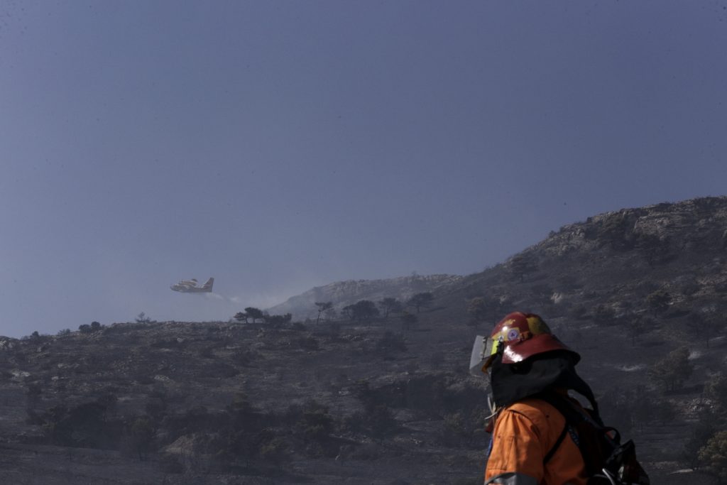 Φωτιά στην Άνω Επίδαυρο – Επιχειρούν 6 εναέρια μέσα