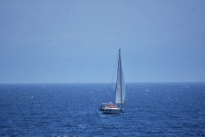 Κορινθιακός Κόλπος: Σώος εντοπίστηκε ο καπετάνιος του ιστιοπλοϊκού που έπεσε στη θάλασσα