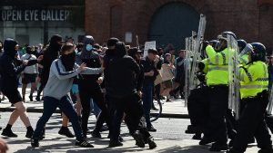 Βρετανία: Νέες ταραχές σε αντιμεταναστευτικές, αντι-ισλαμικές διαδηλώσεις στο Λίβερπουλ και άλλες πόλεις