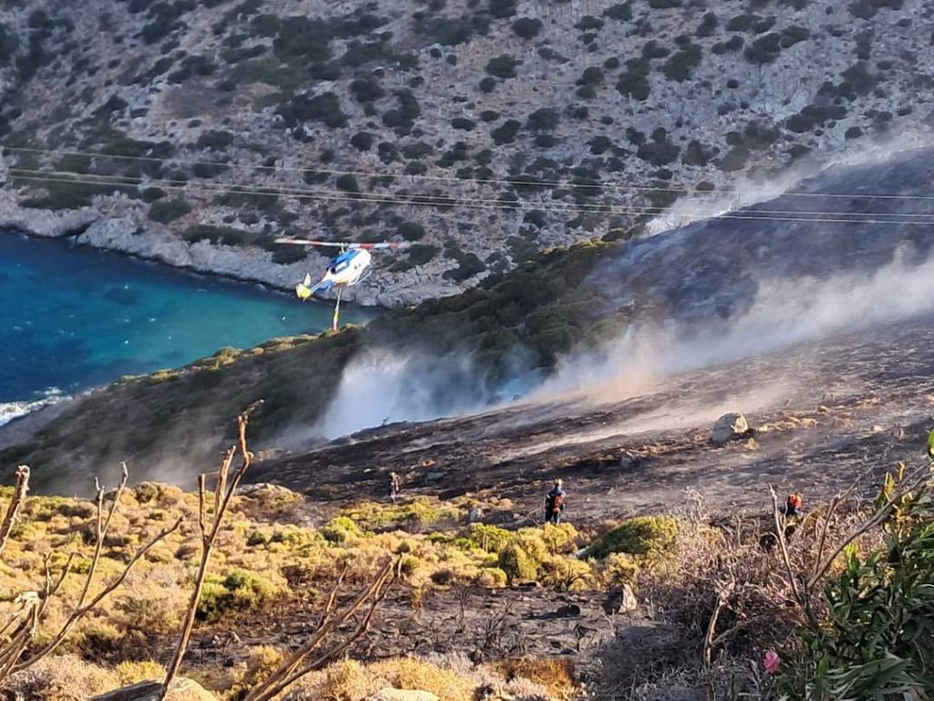 Φωτιά στους Φούρνους: Χωρίς ενεργό μέτωπο – Οι φλόγες έφτασαν κοντά στα σπίτια