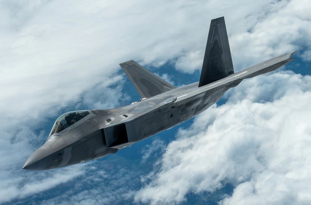 Μέση Aνατολή: Μαχητικά F-22 Raptor στην αμερικανική δύναμη – Το Ισραήλ ετοιμάζει «ασύμμετρη» απάντηση στο Ιράν