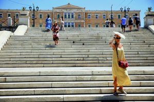 Το θερινό ξεβράκωμα ενός πολιτισμού