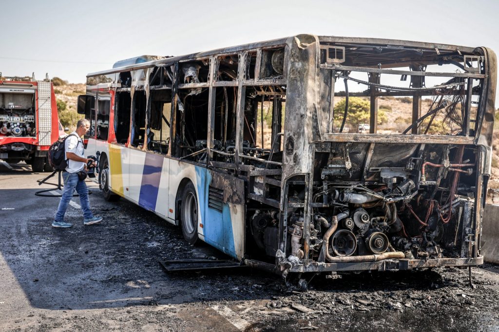 Λεωφόρος Ποσειδώνος: Καταστράφηκε ολοσχερώς το λεωφορείο που τυλίχθηκε στις φλόγες