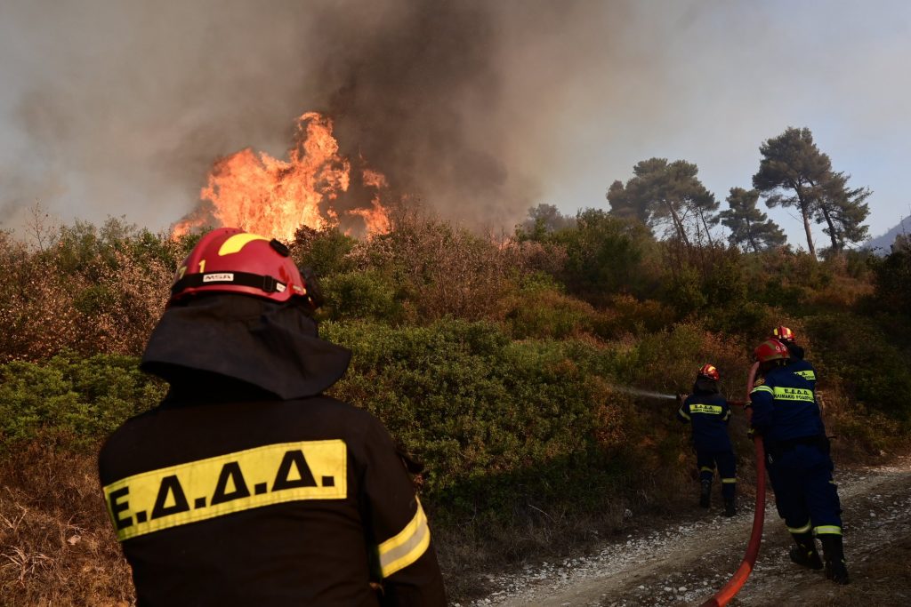 Φωτιά τώρα στον Μαραθώνα – Επιχειρούν και εναέρια μέσα