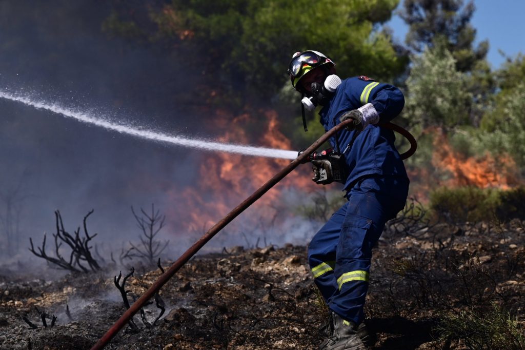 Φωτιά στην Αττική: «Η φωτιά ετοιμάζεται να μπει στα σπίτια» – Ξεσπά κάτοικος του Μαραθώνα