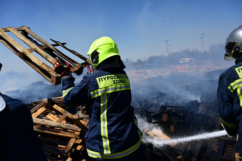 Φωτιά σε επιχείρηση με παλέτες στο Μενίδι – Σηκώθηκαν εναέρια μέσα