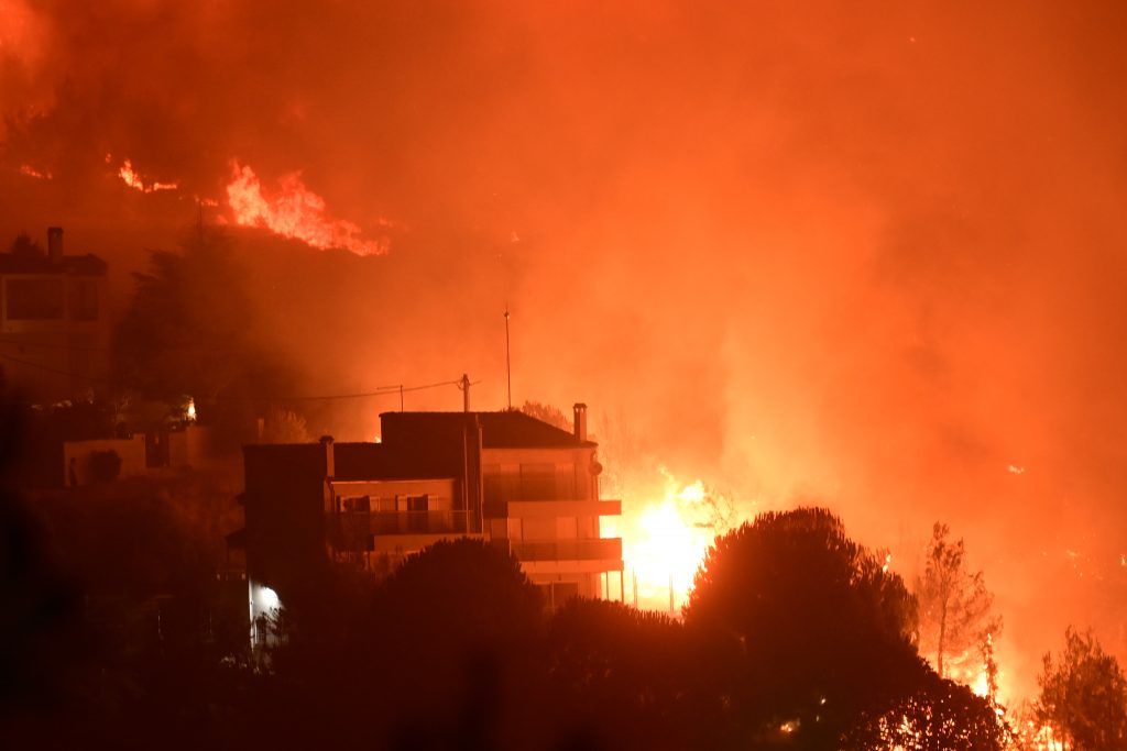 Φωτιά στον Βαρνάβα: Ανεξέλεγκτα τα μέτωπα – Κάρβουνο τα τελευταία δάση της Αττικής