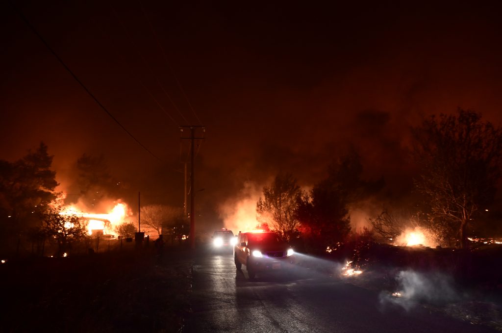 Φωτιά στον Βαρνάβα: Σπίτια παραδίδονται στις φλόγες –  Συγκλονιστικά βίντεο