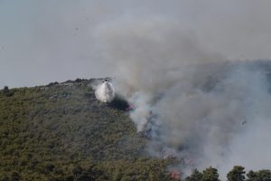 Φωτιά στην Αττική: Συγκλονιστικά πλάνα από ψηλά δείχνουν την έκταση της καταστροφής