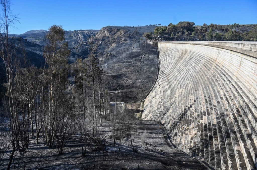 Τρομακτικές εικόνες από drone στην Πεντέλη – Στάχτη το δάσος