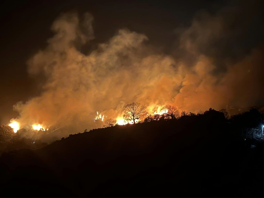 Φωτιά στο Ρέθυμνο: Δεύτερη νύχτα αγωνίας – Μάχη να μην περάσει η φωτιά στη Μεσαρά