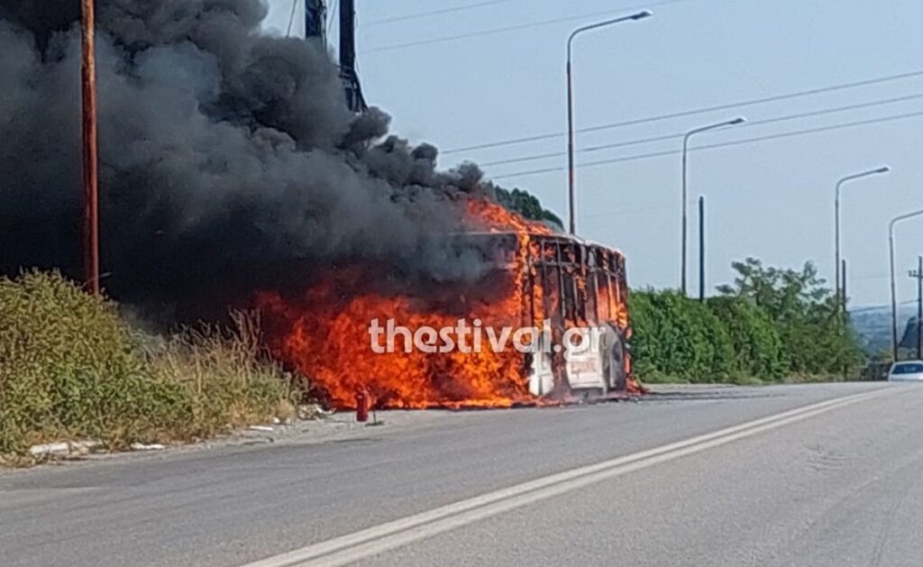 Λεωφορείο τυλίχθηκε στις φλόγες στη Θεσσαλονίκη – Βίντεο και φωτογραφίες