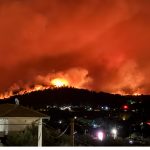 Φωτιά τώρα στον Βαρνάβα: Ανεξέλεγκτα τα μέτωπα – Κάρβουνο τα τελευταία δάση της Αττικής