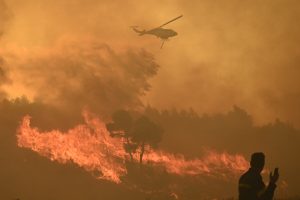 Φωτιά τώρα στον Βαρνάβα: Δύο απανωτά μηνύματα από το 112 – Σηκώθηκαν τα εναέρια μέσα