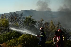 Φωτιά στην Αττική: Ο καιρός δεν «βοηθάει» στην κατάσβεση της πυρκαγιάς