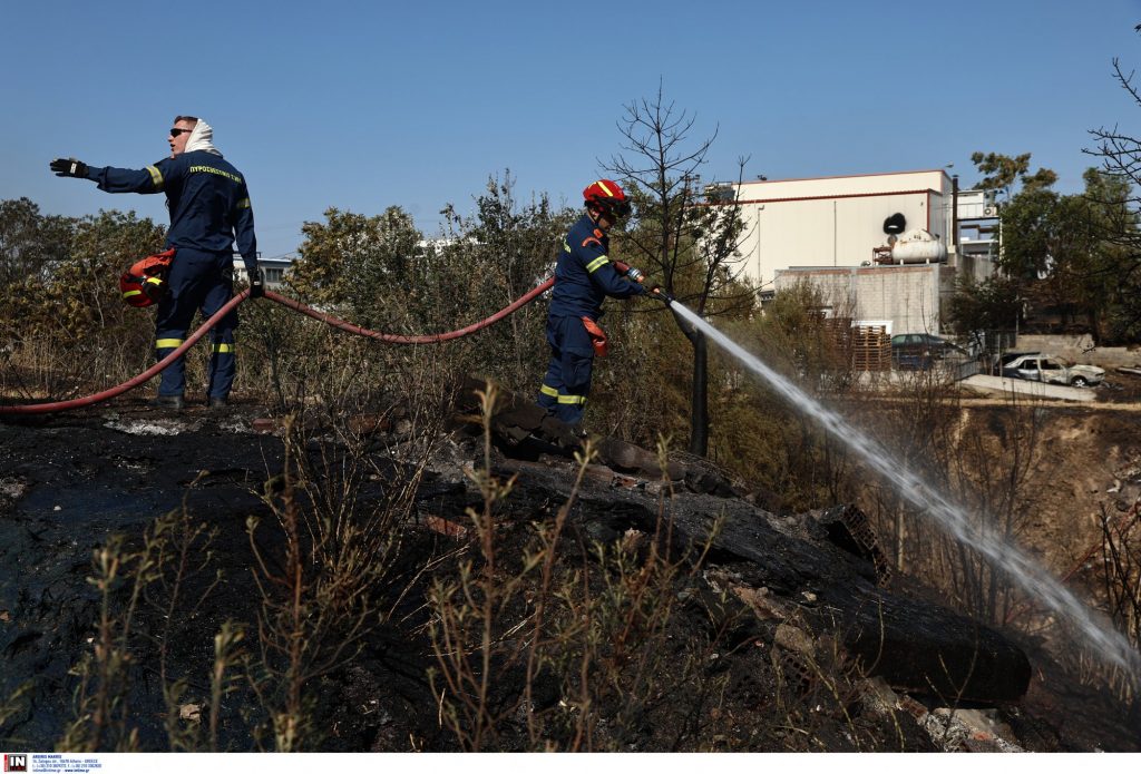 Φωτιά στον Ασπρόπυργο: Υπό μερικό έλεγχο οι φλόγες – Επιχειρούν επίγειες δυνάμεις της Πυροσβεστικής