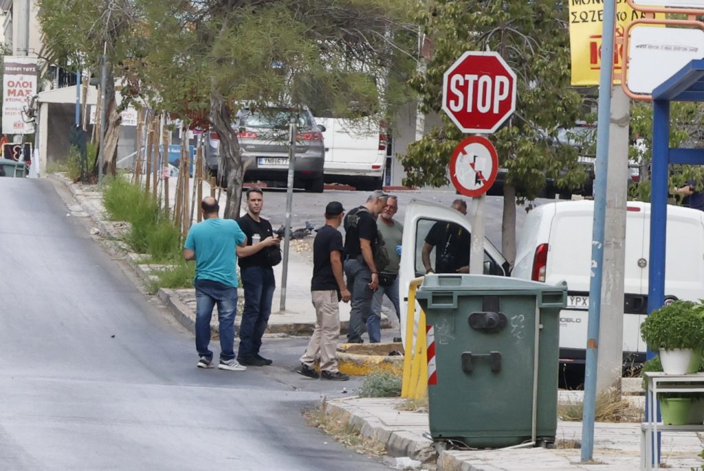 Κερατσίνι: Xειροβομβίδες, περίστροφο και γκλοπ βρέθηκαν στο τσαντάκι που πέταξαν οι δράστες μετά την καταδίωξη