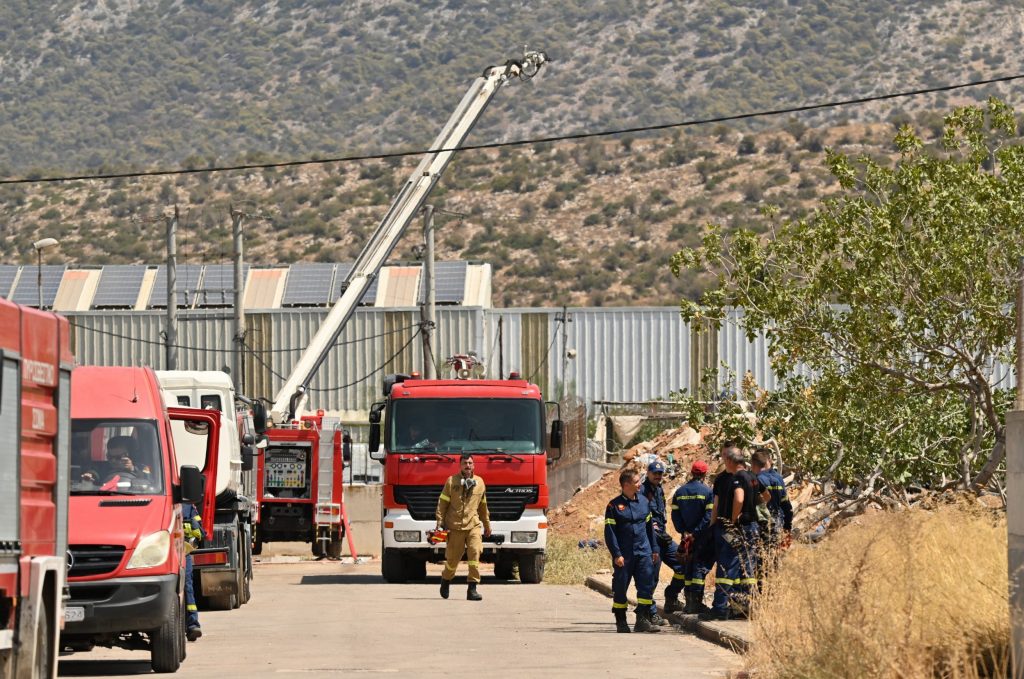 Φωτιά στον Ασπρόπυργο: Στο νοσοκομείο με αναπνευστικά προβλήματα τρεις πυροσβέστες