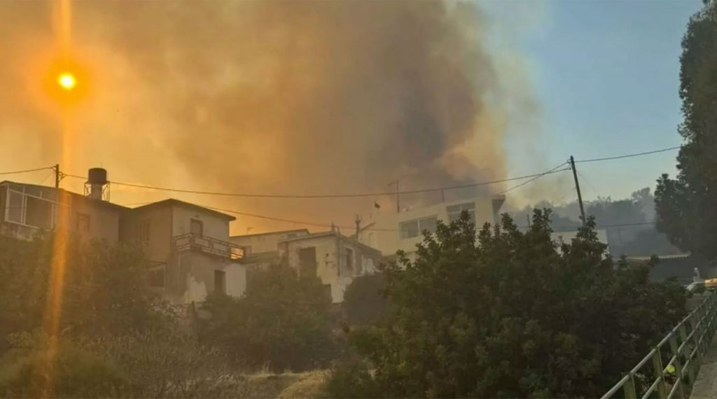 Φωτιά στο Ρέθυμνο: Στην μάχη και τα εναέρια μέσα