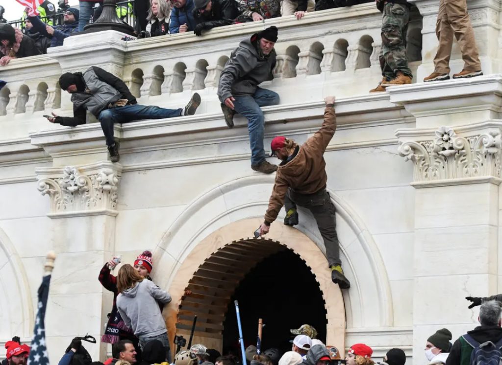 Αμερικανικές εκλογές με το όπλο παρά πόδας – Οδηγός καταστολής βίας για τον Νοέμβριο